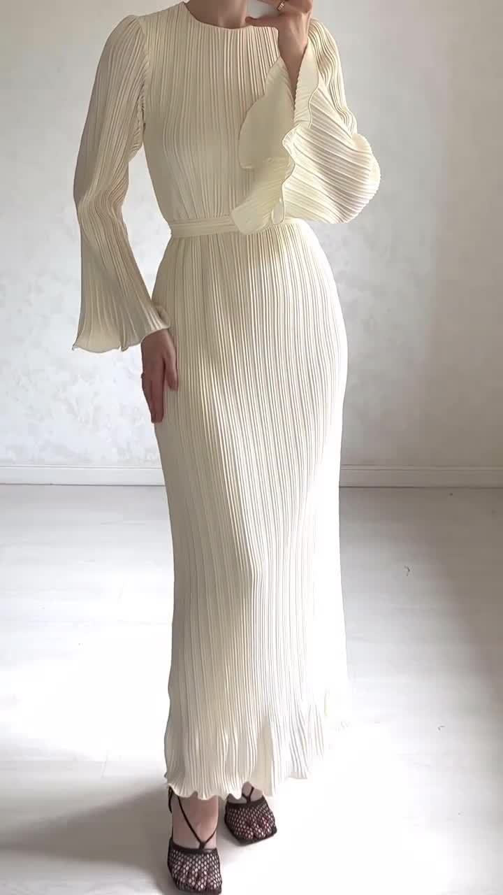 Elegant Pleated Bell Sleeve Mid-length Dress