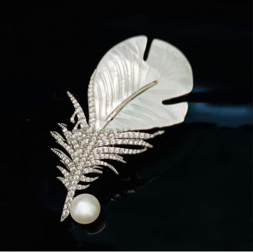 Luxury Seashell ((Natural Freshwater Pearl)) Brooch